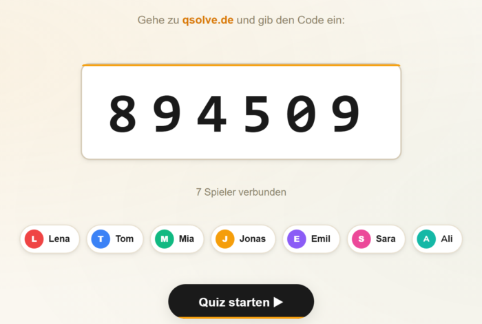 Lobby am Beamer: „Gehe zu qsolve.de und gib den Code ein“, der Spiel-Code 894 509, sieben verbundene Spieler und der Knopf „Quiz starten“.